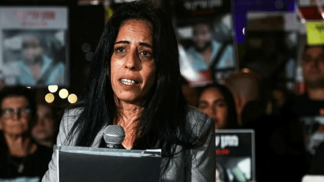 كُتب عليها “الوقت ينفد”.. حماس تُرسل ساعة رملية لقائدة حراك أهالي الأسرى  