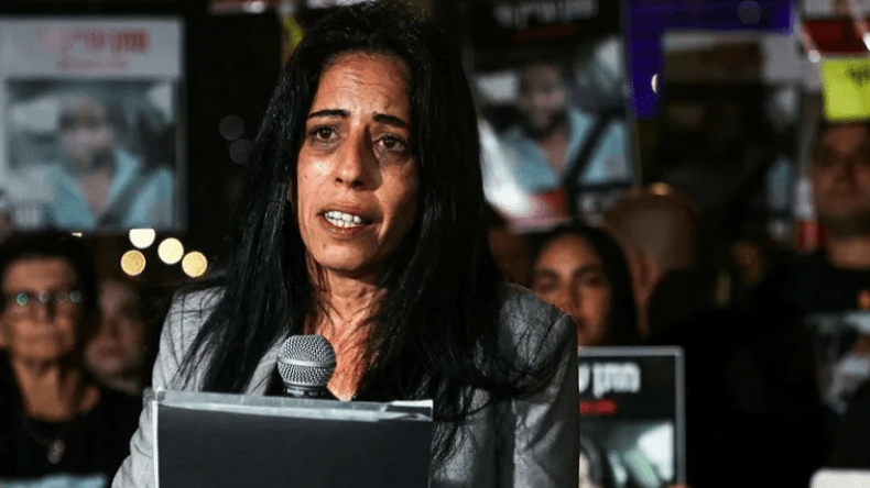 كُتب عليها “الوقت ينفد”.. حماس تُرسل ساعة رملية لقائدة حراك أهالي الأسرى  