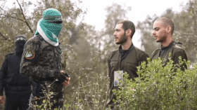 “أحرق أوراق نتنياهو”.. هذا ما قاله الأسير الذي “قبل رأس مقاوم قسامي” (فيديو)