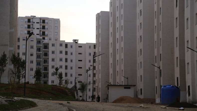 مشروع 10507 مسكن.. بلعريبي يُنذر المكلفين ويأمر بتسريع الأشغال