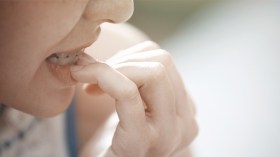 9 مخاطر صحية تجعلك تتوقف عن قضم أظافرك