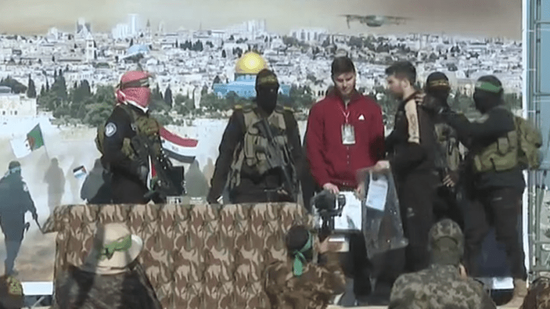 كتائب القسام تُسلم الصليب الأحمر 3 أسرى صهاينة