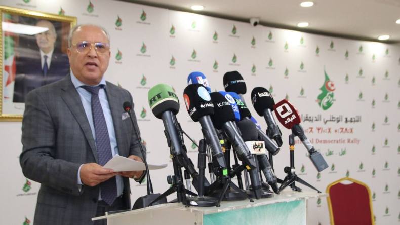 الأمين العام للتجمع الوطني الديمقراطي يشدد: التفجيرات النووية الفرنسية بالجزائر جرائم “لا تسقط بالتقادم”