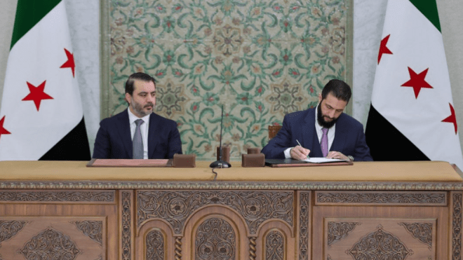 سوريا: الشرع يوقّع على مسودة الإعلان الدستوري الجديد