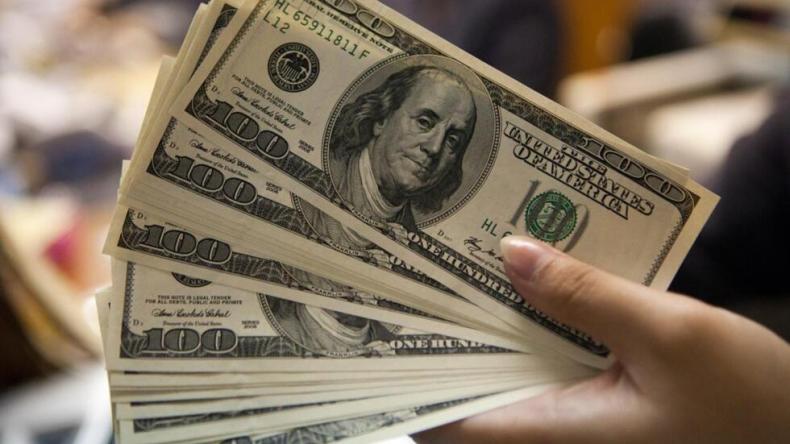 توقعات بضعف قيمة الدولار لأول مرّة منذ فوز ترمب