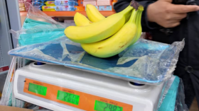 بداية تسويق الموز المحجوز في إطار المضاربة بسعر 260 دينار للمواطنين (صور)