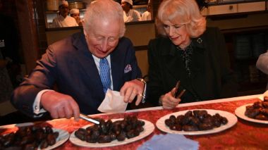 À Londres, le roi Charles III et la reine Camilla préparent des colis pour le Ramadan
