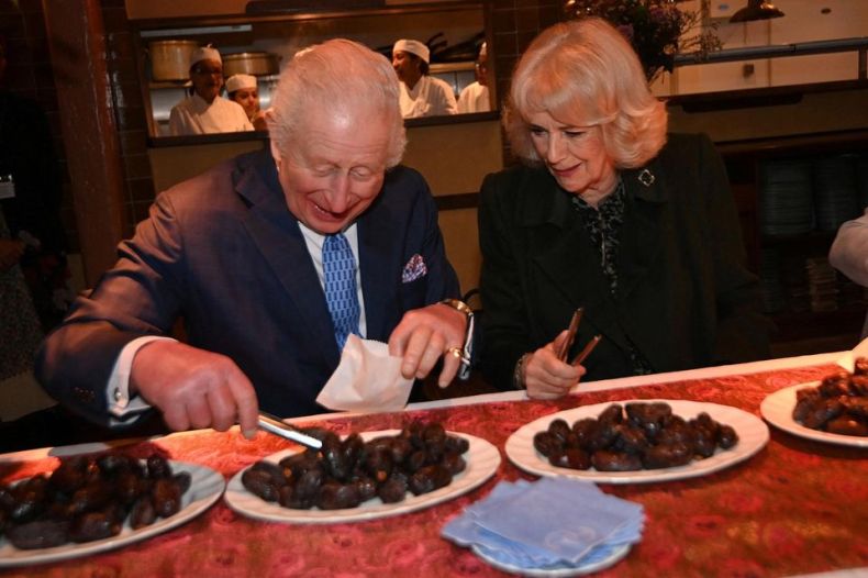 À Londres, le roi Charles III et la reine Camilla préparent des colis pour le Ramadan