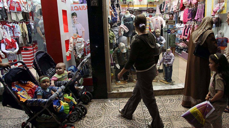 إقبال كبير على محلات بيع الألبسة عشية العيد