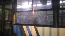 رشقًا بالحجارة.. مجموعة من الأطفال تعتدي على حافلة “إيتوزا”