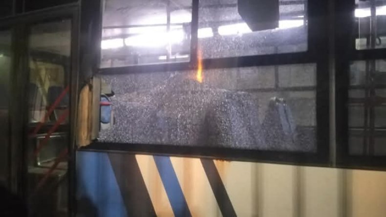 رشقًا بالحجارة.. مجموعة من الأطفال تعتدي على حافلة “إيتوزا”