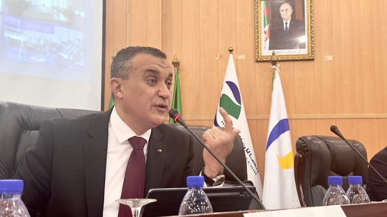 زروقي يُمهل متعاملي الهاتف النقال “شهرين” لتحسين تغطية الطريق السيّار شرق-غرب