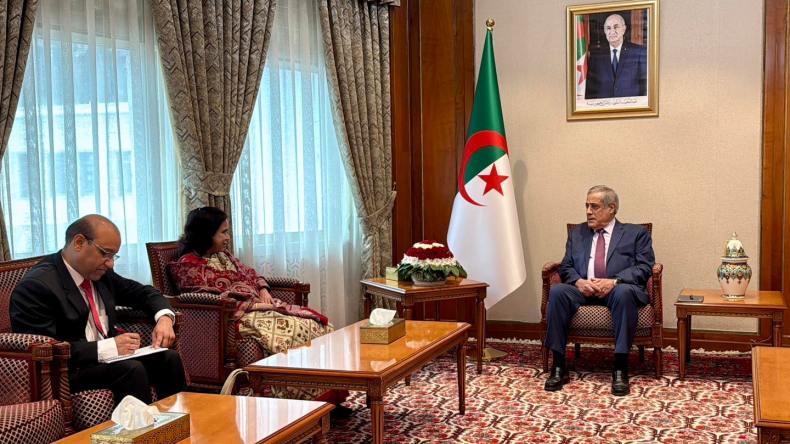 الوزير الأول يستقبل سفيري الهند والصين