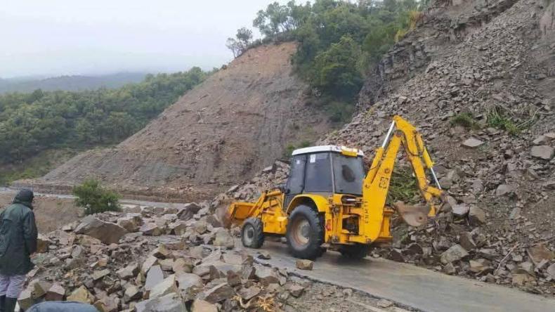 إعادة فتح الطرقات المتأثرة بالتساقطات المطرية في جيجل وبجاية