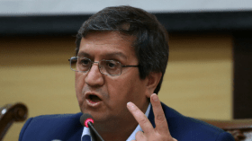 البرلمان الإيراني يسحب الثقة من وزير الاقتصاد بسبب تراجع قيمة العملة