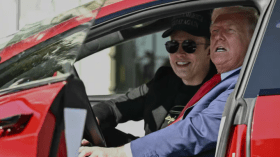 ترامب يدعم ماسك بشراء سيارة “تيسلا”