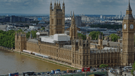 مساعي بريطانية لتعزيز الاعتمادها على الذكاء الاصطناعي وتقليص عدد الموظفين