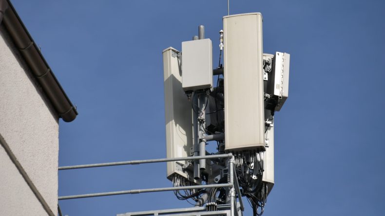 الحكومة تدرس إطلاق الجيل الخامس لشبكات الهاتف النقال