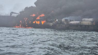 Collision spectaculaire entre un cargo et un pétrolier (VIDEO)