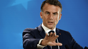 صفعة لرئيس الحكومة الفرنسي.. وماكرون يجنح للتهدئة مع الجزائر