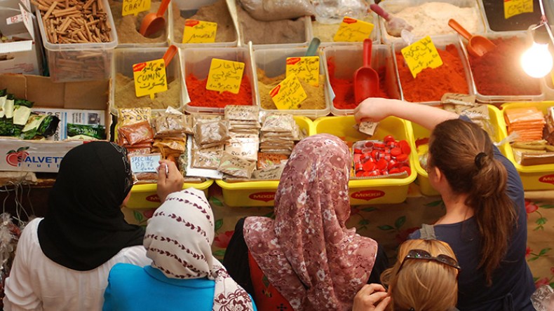 سوق التوابل.. نكهات عالمية تثري المطبخ الجزائري