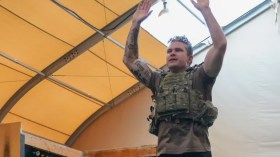 وشم “مُريب” على ذراع وزير الدفاع الأمريكي!