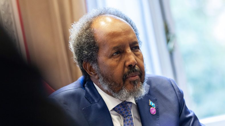 الجزائر تُدين الهجوم الإرهابي الذي استهدف موكب رئيس جمهورية الصومال