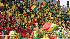 السنيغاليون يحتجّون على تنظيم المباراة ليلا بِسبب وسائل النقل