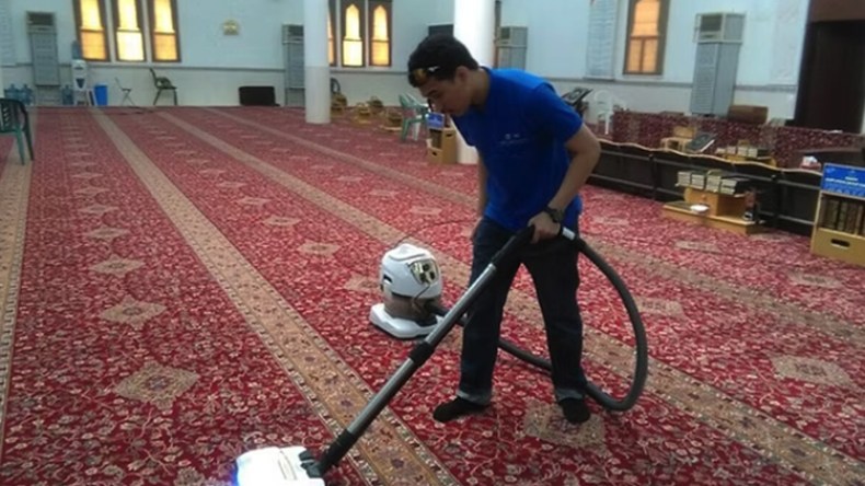شباب يتزاحمون على تنظيف وتزيين بيوت الله بتموشنت