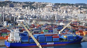 سفن تتكدس وتحويل المسارات مستمر بالموانئ