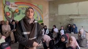 بالفيديو.. معلمة غزية تعود لتدريس طالباتها بعد يومين من تحريرها!