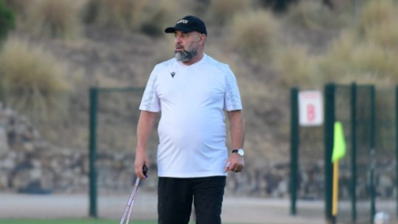 فريقه أُقصي.. بداية صعبة للمدرب بن شيخة في مصر