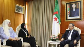 بالصور.. منح وسام استحقاق وزارة التعليم العالي لطالبتين في الطب