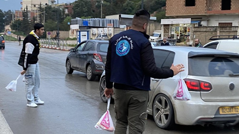 شباب يتحدون قوانين المرور لإطعام الصائمين بطرقات بجاية