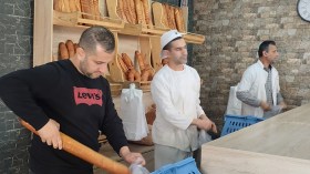 تجار يكسرون القاعدة ويخفضون الأسعار في رمضان