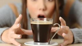 خبيرة تنصح بالتوقف عن شرب القهوة في هذا الوقت من اليوم!