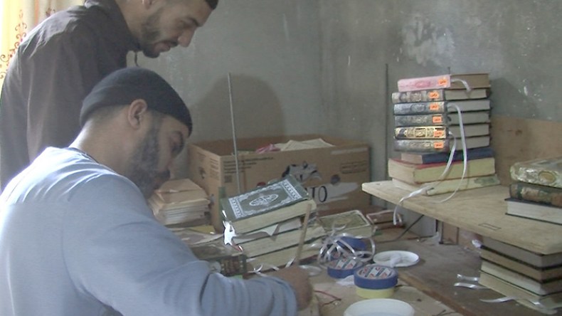 متطوعون يجمعون المصاحف من المساجد لتجديدها