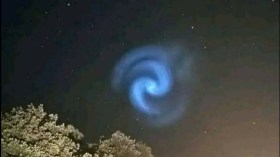 رصد دوامة بيضاء في سماء الجزائر.. ظاهرة فلكية ذات صلة بليلة القدر أم شيء آخر؟