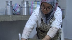 الحاجة جميلة.. سيدة نذرت نفسها لخدمة الصائمين