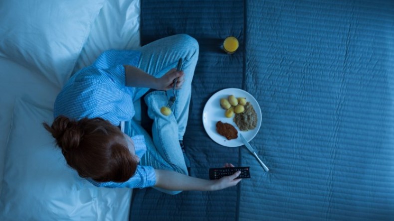 ماذا يحدث لجسمك عند تناول الطعام قبل النوم؟