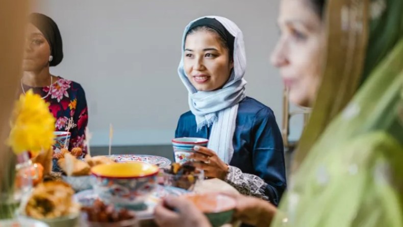 “تمثّل أقصر طريق للإصابة بأمراض مميتة”.. خبراء يحذّرون من عادة سيئة عند الإفطار
