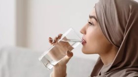 ماذا يحدث عند شرب الماء البارد على معدة فارغة؟