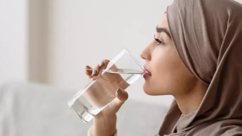 ماذا يحدث عند شرب الماء البارد على معدة فارغة؟