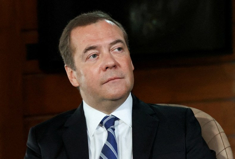 Quand Medvedev se moque de Macron et le traite de “Micron”!