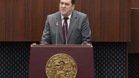 وزير الاتصال يطالب بعدم توظيف العناوين النارية أو تحريض الجماهير