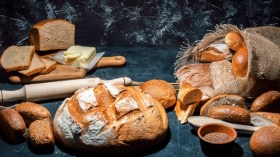 الخبز الطازج أم البايت أم المجمّد.. أيهم أفضل صحيا؟