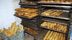 مواطنون في رحلة البحث عن الخبز المدعم