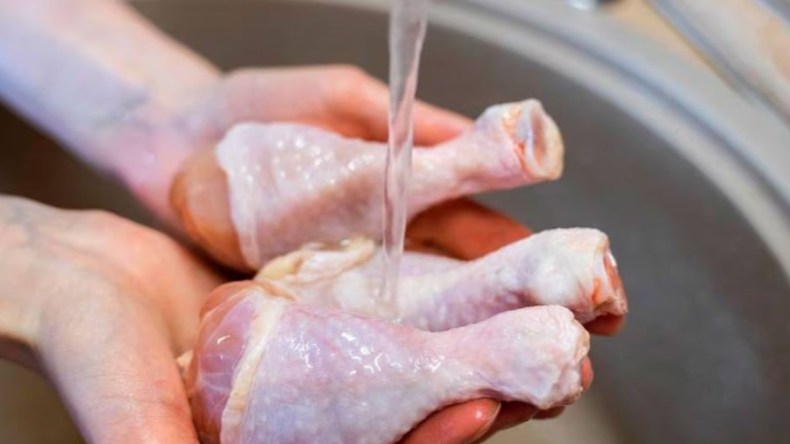 هل يجب غسل الدجاج قبل الطهي؟ .. للخبراء رأي آخر!
