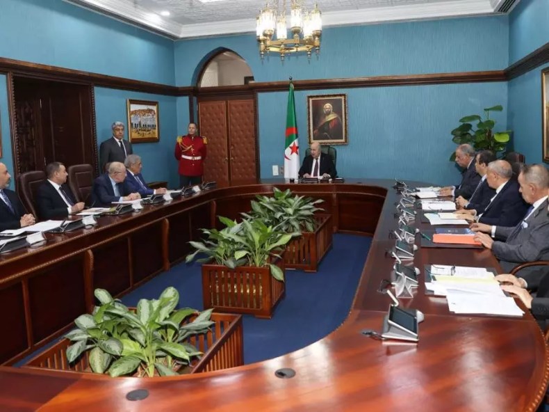 Le président de la République préside une réunion consacrée à l’examen de la situation du transport aérien