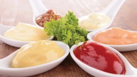 لماذا تعتبر الصلصات مهمة في تعزيز النكهة؟